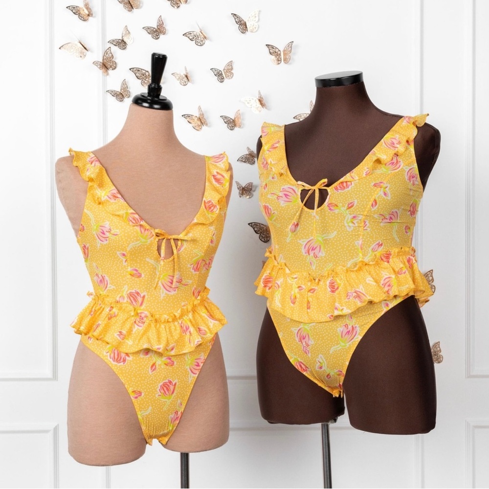 karlie rea x mentionables
 Ruffle bodysuit